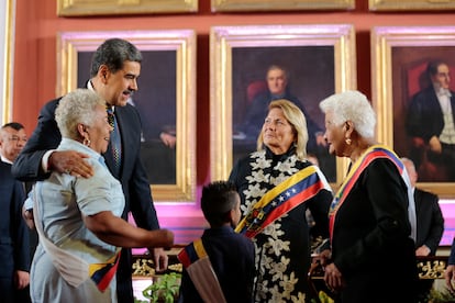 Maduro recibe a los invitados durante la ceremonia de juramentación para un tercer mandato de seis años.