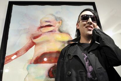 El músico estadounidense Marilyn Manson se ha pasado a las artes plásticas. Eso sí, conservando su esencia macabra y la pasión por lo siniestro, siempre presente en su música. El cantante ha inaugurado en Viena la exposición <i>Genealogies of pain</i>, en la que se muestran unos 20 cuadros de su autoría y que estará abierta hasta el 25 de julio. "No quiero que piensen que esto es un <i>hobby</i>. Pintar para mí es tan importante o más que otras formas de expresión artística", declaró Manson, quien también admitió que nunca ha asistido a una escuela de arte.