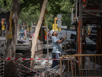 Un obrero de la construcción, el 10 de mayo en Barcelona.