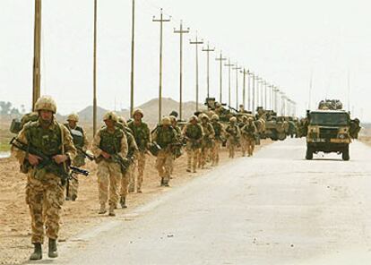 Una columna de <i>marines</i> británicos avanza por una carretera del sur de Irak.