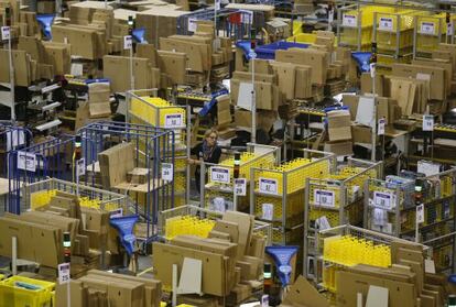 Una mujer trabajando en unos almacenes de Amazon de Madrid para preparar los pedidos del 'Black Friday'.