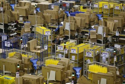 Una mujer trabajando en unos almacenes de Amazon de Madrid para preparar los pedidos del &#039;Black Friday&#039;. 