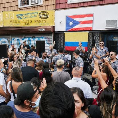 Personas bailan al ritmo de una banda afuera del Caribbean Social Club en Williamsburg, en una imagen de las redes sociales del establecimiento.