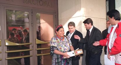 La premio Nobel de la Paz, Rigoberta Menchú, en la Audiencia Nacional en 1999 con su denuncia de genocidio cometido en su país.