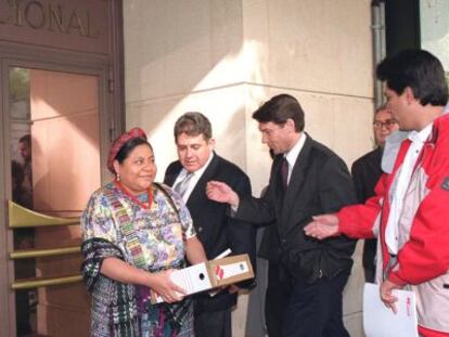 La premio Nobel de la Paz, Rigoberta Mench&uacute;, en la Audiencia Nacional en 1999 con su denuncia de genocidio cometido en su pa&iacute;s. 