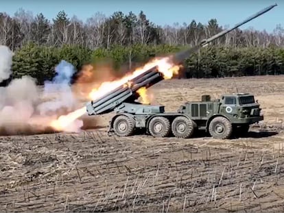 Un sistema de cohetes de lanzamiento múltiple del ejército ruso, el viernes, en una zona indeterminada de Ucrania.