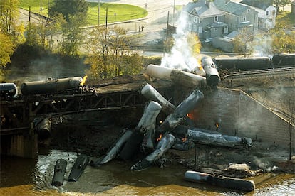 Varios vagones en llamas del tren de la Norfolk-Southern sobre el río Beaver,