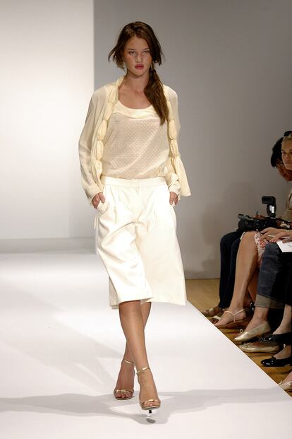 Rosie Huntington-Whiteley lo hizo para Sari Gueron en 2006, también durante la Olympus Fashion Week de Nueva York.