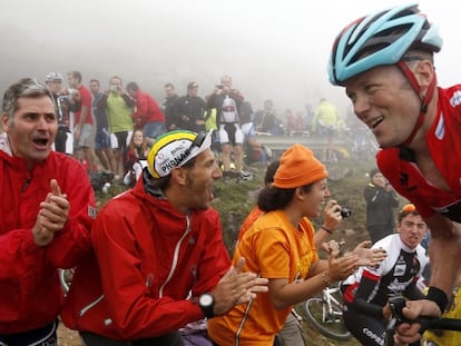 Horner, durante la ascensi&oacute;n al Angliru, animado por los aficionados.