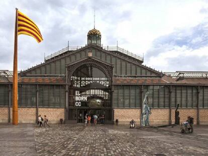 Simulación de las piezas escultóricas de Franco y de La Victoria en la plaza del Born.