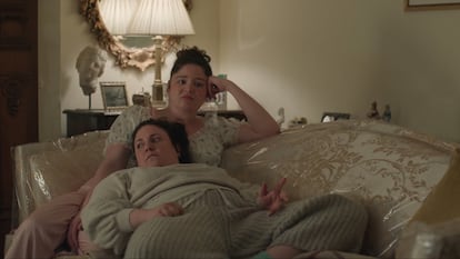Megan Stalter y Lena Dunham (encima), en la serie de Netflix 'Sin medida'.