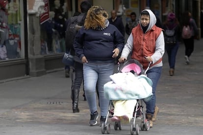 Dos mujeres en el centro de la Ciudad de M&eacute;xico.