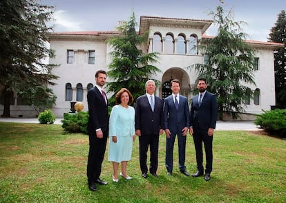 De izquierda a derecha, Pedro Karadjordjevic, Katarina y Alejandro, Felipe y Alejandro hijo, en una foto difundida en redes sociales.