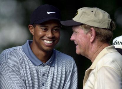 Tiger Woods y Jack Nicklaus charlando durante la segunda ronda del Torneo de golf de la PGA celebrado en el club Valhalla de Louisville ( Estados Unidos).