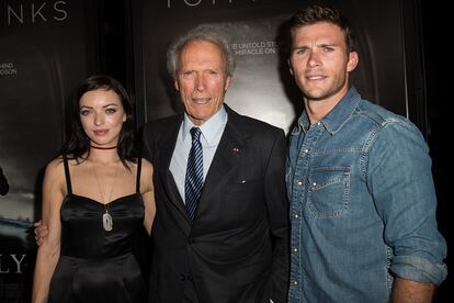 Clint Eastwood, junto a sus hijos Scott y Francesca.