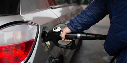 Un conductor reposta en una gasolinera de Barcelona, en una imagen de archivo.