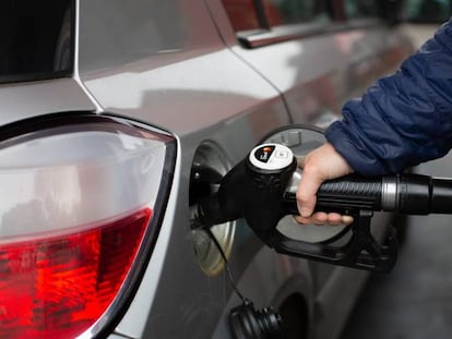 Un conductor reposta en una gasolinera de Barcelona, en una imagen de archivo.