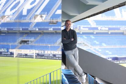 Duda, exjugador del equipo y ahora coordinador del fútbol base del Málaga, posa en el estadio de La Rosaleda.