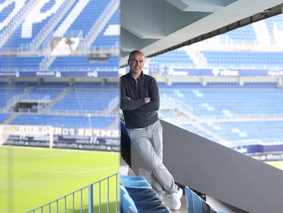 Duda, exjugador del equipo y ahora coordinador del fútbol base del Málaga, posa en el estadio de La Rosaleda.