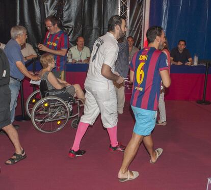 Alguns socis han anat a votar vestits amb l'equip del Barça. Enmig, un noi amb una samarreta de Ronaldo.