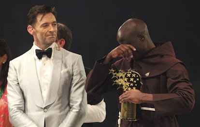 Hugh Jackman entrega o prêmio a Peter Tabichi.