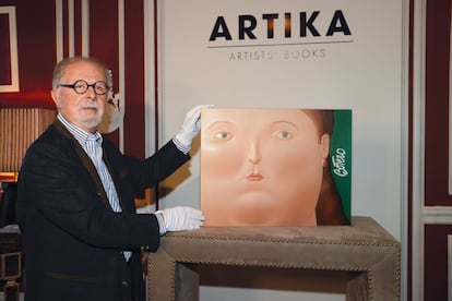 Fernando Botero, con el ejemplar 'Las mujeres de Botero'.