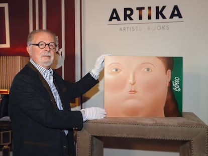 Fernando Botero, con el ejemplar 'Las mujeres de Botero'.