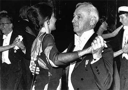 Saul Bellow baila con su esposa durante la fiesta de los premios Nobel en 1976.