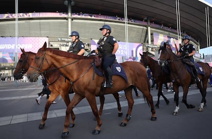 Fuerzas de seguridad en tordo al Estadio de Francia.