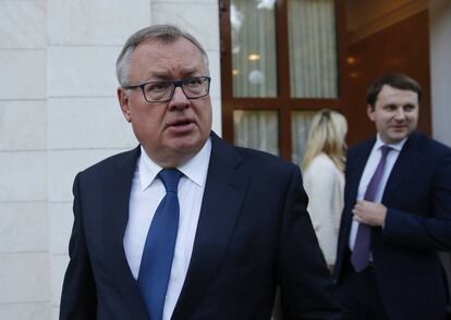 Andrei Kostin, (izquierda) uno de los empresarios que fue vetado en Davos, y el ministro de Economía ruso, en 2017.