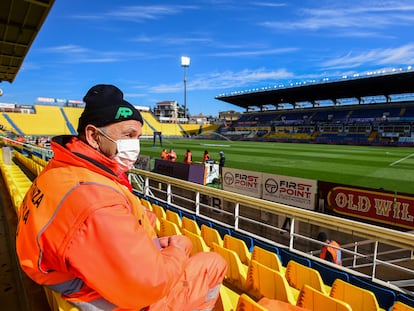 Un hombre con una mascarilla en el estadio Ennio Tardini, ante del Parma-SPAL.