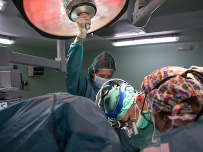 Una operación quirúrgica en el hospital Ramón y Cajal de Madrid, el pasado enero.