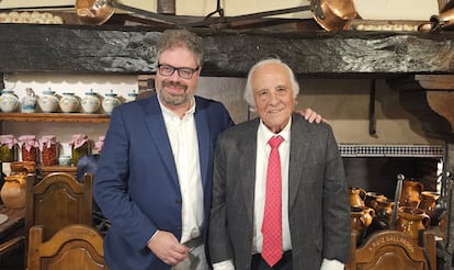 El escritor Sergio del Molino junto a Raúl del Pozo durante la entrega del premio en Madrid este jueves, en una imagen cedida por el autor.