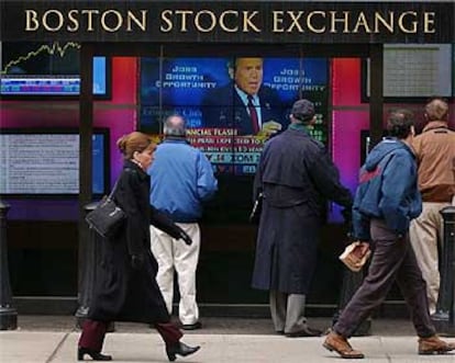 Ciudadanos de EE UU siguen el discurso de Bush a través de la pantalla de la Bolsa de Boston.