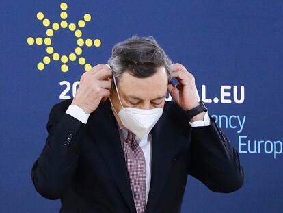 Mario Draghi se ajusta la mascarilla antes de la rueda de prensa tras la reunión del Consejo Europeo, este sábado en Oporto (Portugal).