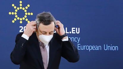 Mario Draghi se ajusta la mascarilla antes de la rueda de prensa tras la reunión del Consejo Europeo, este sábado en Oporto (Portugal).