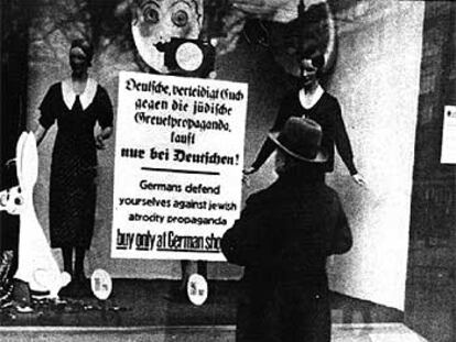 Propaganda antijudía, en un escaparate durante el nazismo.