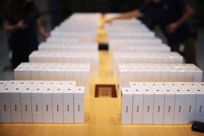 Las tiendas de la compañía Apple Store en Madrid han registrado colas durante toda la noche para ser los primeros en tener el nuevo teléfono.