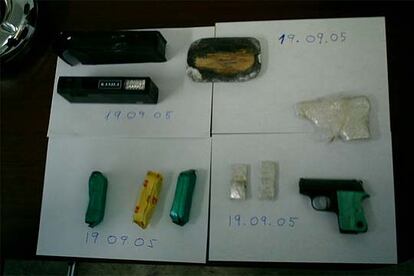 Efectos hallados en la cárcel de Meco. A la derecha, las dos armas, una aún con su plástico, y los dos paquetitos de munición.