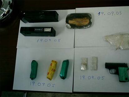 Efectos hallados en la cárcel de Meco. A la derecha, las dos armas, una aún con su plástico, y los dos paquetitos de munición.