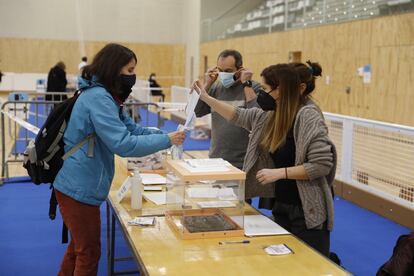 Miembros de una mesa electoral en el polideportivo Camp del Ferro, en Barcelona.