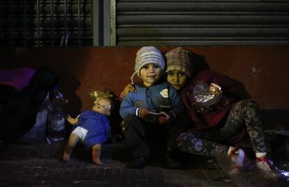 Niños sin hogar pasan la noche en la calle en el centro de Sao Paulo, Brasil.
