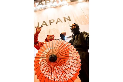 Dos ninjas posan ante la cámara en el estand de Japón durante una de las diversas exhibiciones que el país asiático ha programado durante la feria. Por ejemplo, una demostración de caligrafía nipona y una demostración sobre sus tradicionales kimonos.