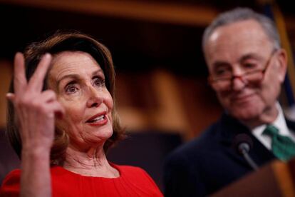 Nancy Pelosi, l&iacute;der de la minor&iacute;a dem&oacute;crata en la C&aacute;mara de Representantes, junto su hom&oacute;logo en el Senado, Chuck Schumer.