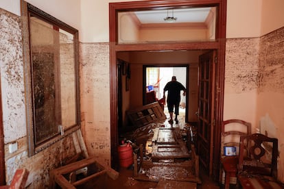 Interior de una vivienda afectada por las inundaciones en  Paiporta (Valencia), este jueves. 