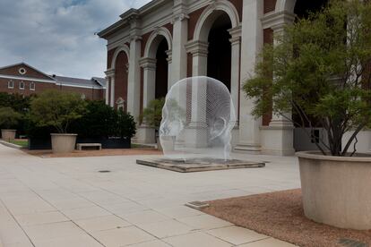 Jaume Plensa’s sculpture 'Sho' (2007) at the entrance to the Meadows Museum. 