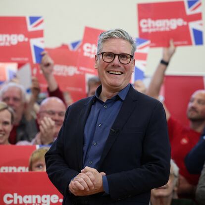 Keir Starmer, este miércoles, en un acto electoral en Redditch (Reino Unido)