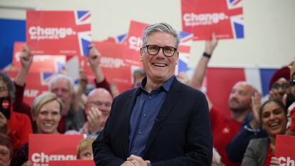 Keir Starmer, este miércoles, en un acto electoral en Redditch (Reino Unido)