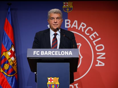 El presidente del FC Barcelona, Joan Laporta da un discurso durante la comida de Navidad del equipo para los medios de comunicación en Barcelona este martes.