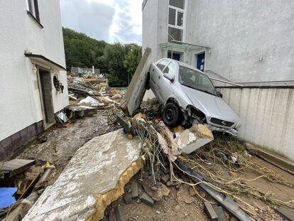 Daños causados tras las fuertes lluvias caídas en la localidad de Bad Muenstereifel (17.000 habitantes y situada en el Estado de Renania del Norte-Westfalia, al noroeste del país. Dos de los fallecidos eran bomberos. “Muchos de los desaparecidos” son residentes que se habían refugiado en los tejados de las casas que fueron arrastradas por la corriente del río Ahr, afluente del Rin.